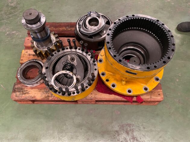 JCB JS330 - 05/200100 - SWING GEAR - Image 2