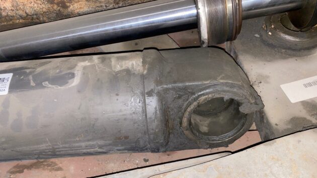 VOLVO  L70D  11088856 - BOTELLA DE VOLTEO PALA - Imagen 3