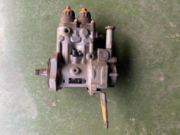 KOMATSU  PC600-8  6261-71-1110 - BOMBA DE PRESIÓN DE GASOIL