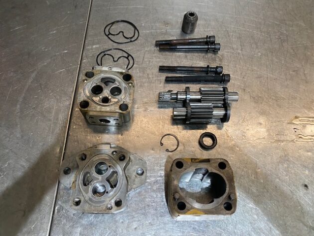 CATERPILLAR  385B  155-9224 - BOMBA DE SERVICIOS