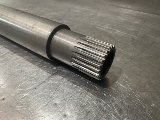 VOLVO L180E - 11038380 - HYDRAULIC PUMP OUTPUT SHAFT - Image 3