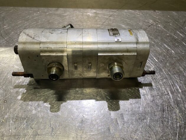 VOLVO  L180E  11148530 - BOMBA DE ACEITE DE FRENOS