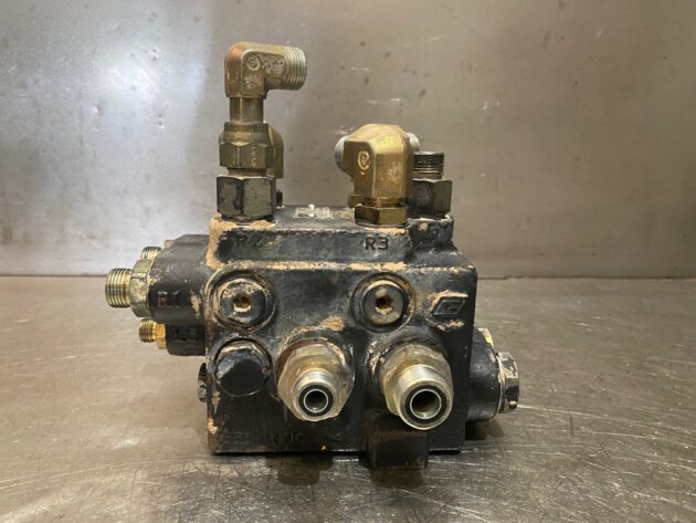 VOLVO  L180E  11027552 - DISTRIBUIDOR DE DIRECCIÓN - Imagen 2