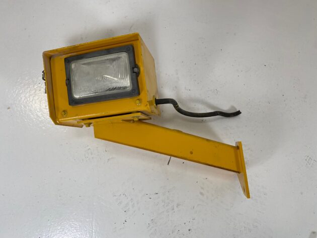 VOLVO  L180E   - FARO DELANTERO DERECHO CON SOPORTE