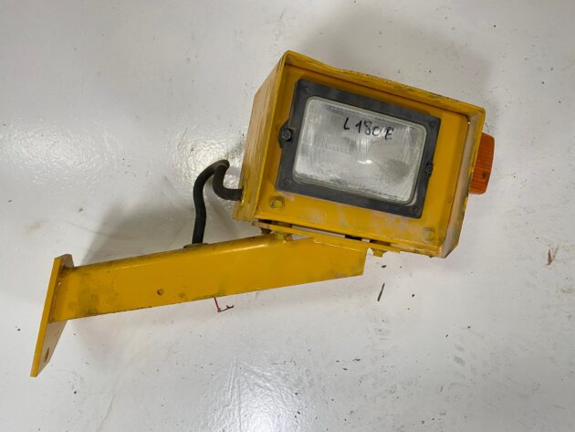 VOLVO  L180E   - FARO DELANTERO IZQUIERDO CON SOPORTE