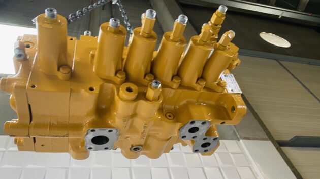 CATERPILLAR  330D  285-1347 / 352-6851 / 352-7111 - DISTRIBUIDOR IZQUIERDO - Imagen 7