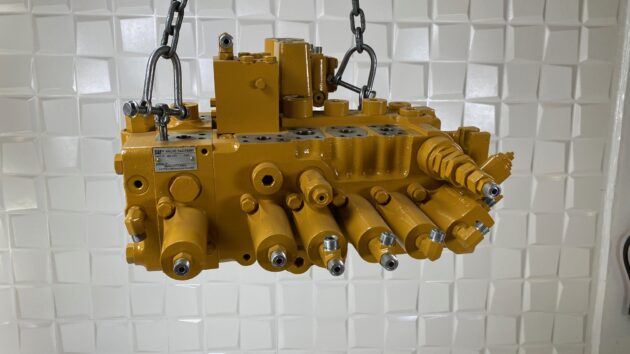 CATERPILLAR  330D  285-1347 / 352-6851 / 352-7111 - DISTRIBUIDOR IZQUIERDO