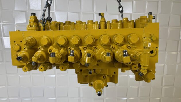 KOMATSU  PC240NLC-7K  723-48-22500 / 723-48-22800 - DISTRIBUIDOR PRINCIPAL - Imagen 2