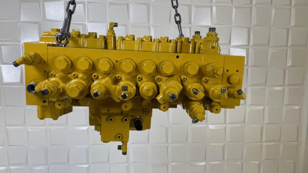 KOMATSU  PC240NLC-7K  723-48-22500 / 723-48-22800 - DISTRIBUIDOR PRINCIPAL - Imagen 4