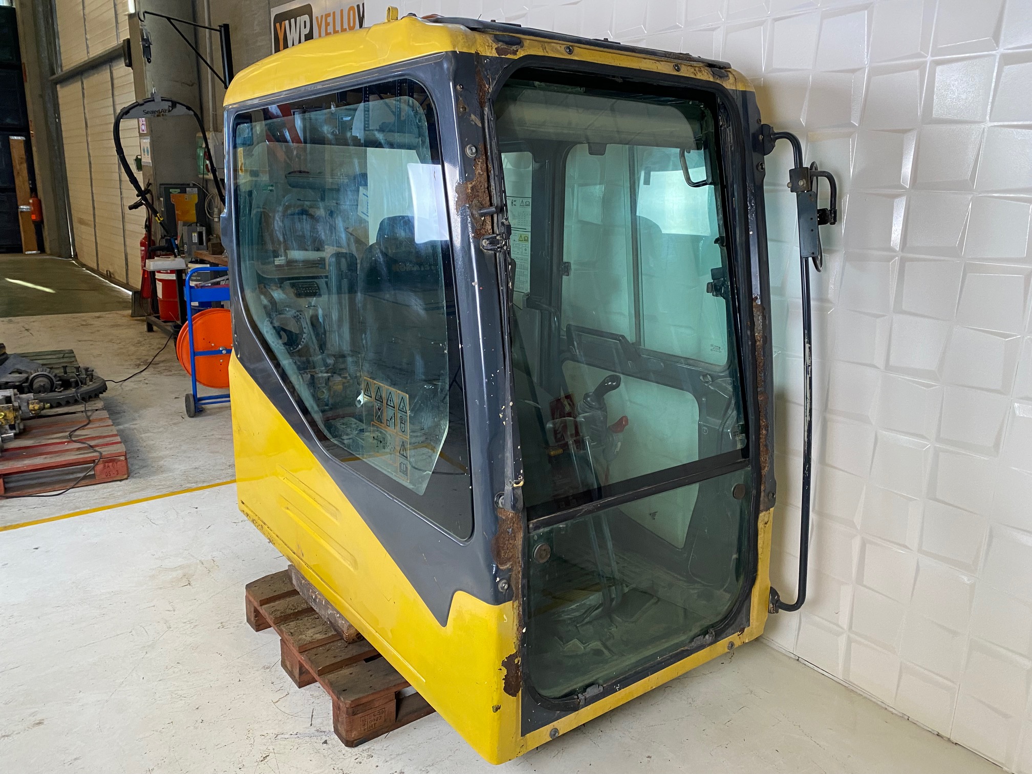 KOMATSU PC240NLC-7K 20Y-54-01151 - CABINA - Imagen 4