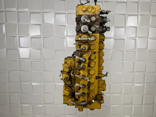 KOMATSU  PC210-8  723-48-23700 - DISTRIBUIDOR PRINCIPAL - Imagen 3