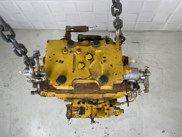 KOMATSU  PC210-8  723-48-23700 - DISTRIBUIDOR PRINCIPAL - Imagen 6