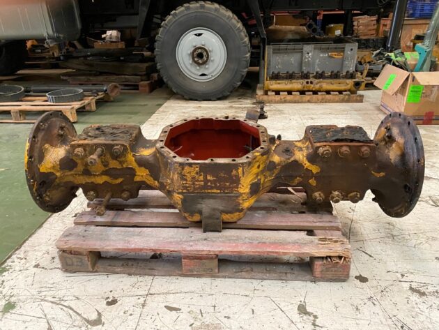 VOLVO  L120E  11102777 - CARCASA DEL EJE DELANTERO - Imagen 2