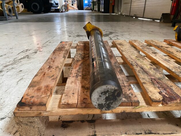 KOMATSU PC210-8 -  - PIN FOR GRABING THE BOOM TO THE CHASSIS - Image 2
