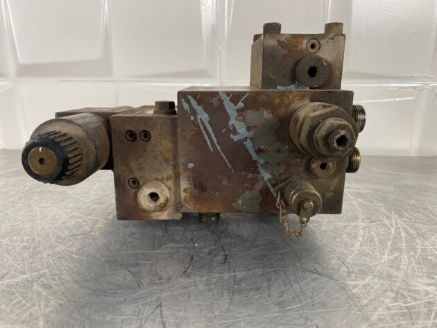 LIEBHERR  A904 IND.  5009133 - DISTRIBUIDOR DE ELEVACION DE CABINA - Imagen 4