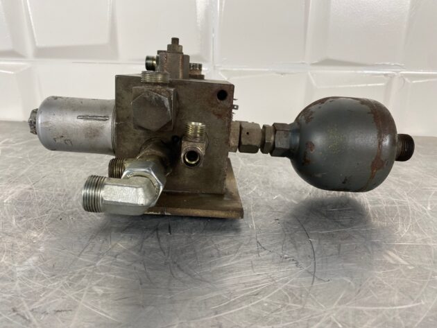LIEBHERR  A904 IND.  9210914 - VALVULA DE PILOTAJE DE ACEITE CON ACUMULADOR - Imagen 3
