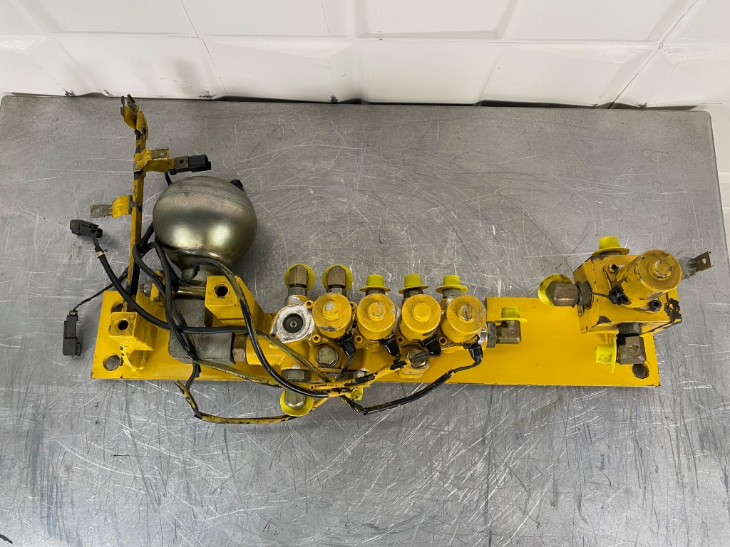 KOMATSU PC600-7 209-60-77240 / 209-60-77230 - DISTRIBUIDOR ELÉCTRICO - Imagen 6