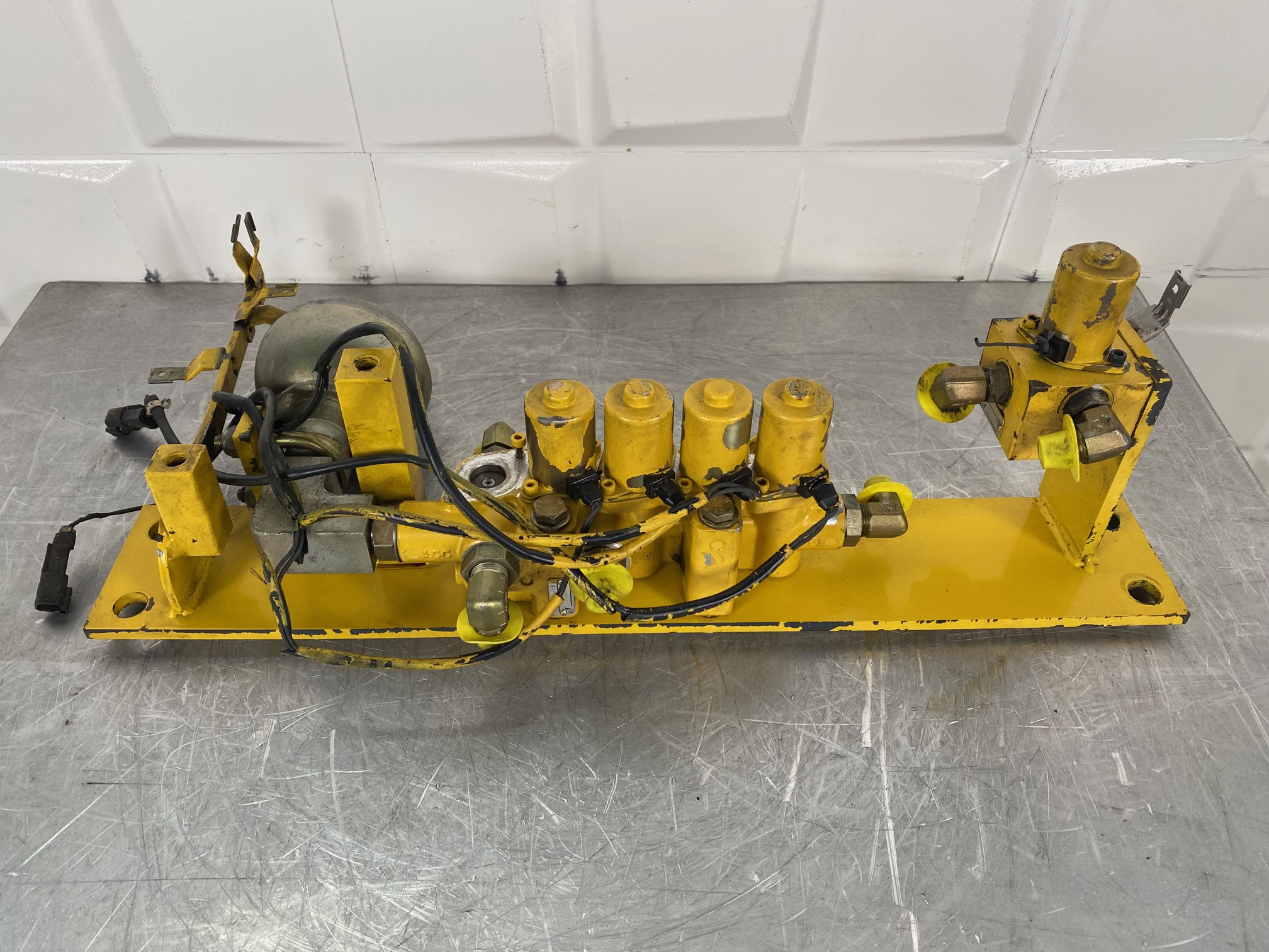 KOMATSU PC600-7 209-60-77240 / 209-60-77230 - DISTRIBUIDOR ELÉCTRICO