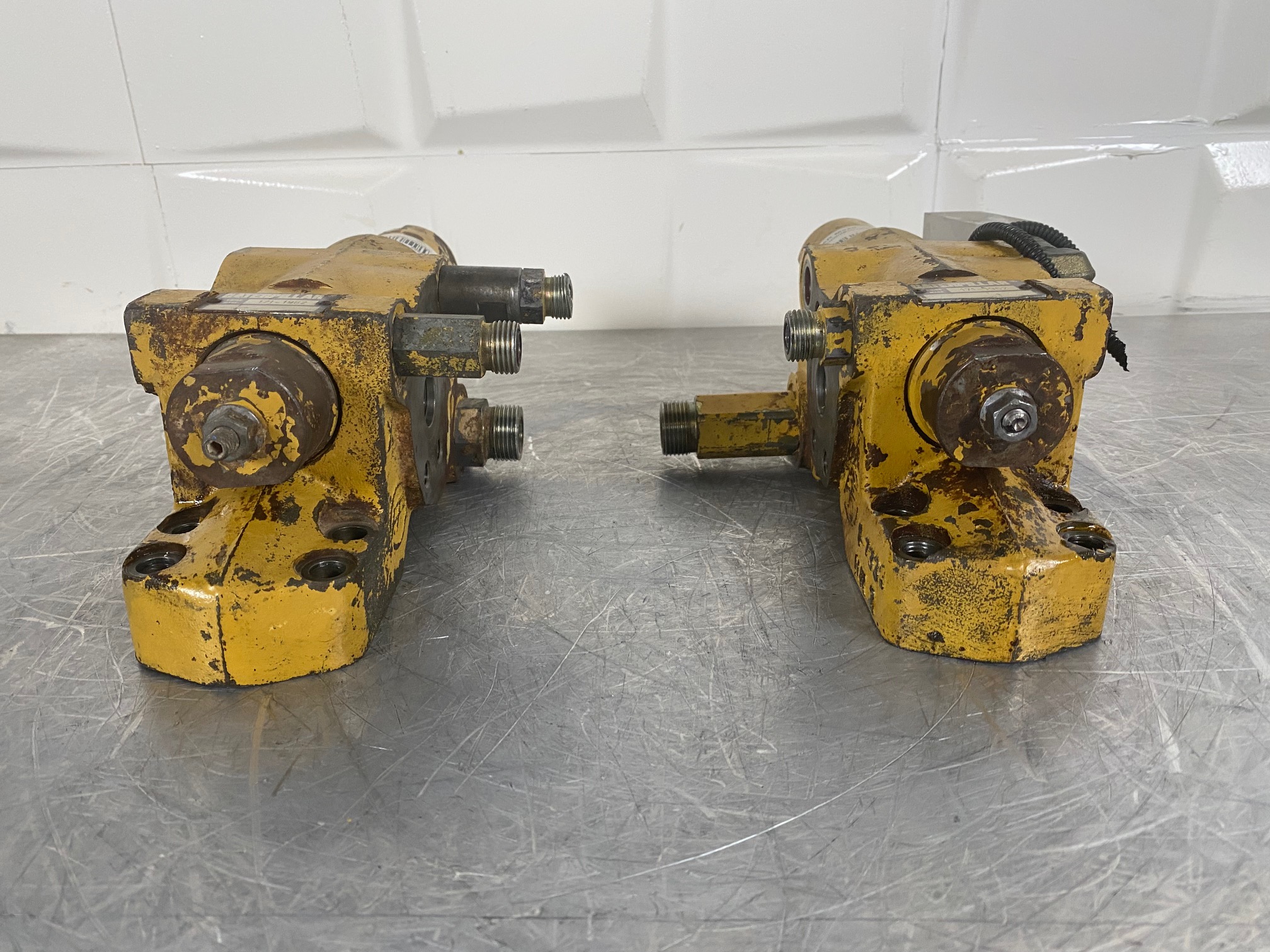 CATERPILLAR M320 171-1962 - VÁLVULA DE SOSTENIMIENTO DE BOTELLA DE ELEVACIÓN PLUMA - Imagen 2