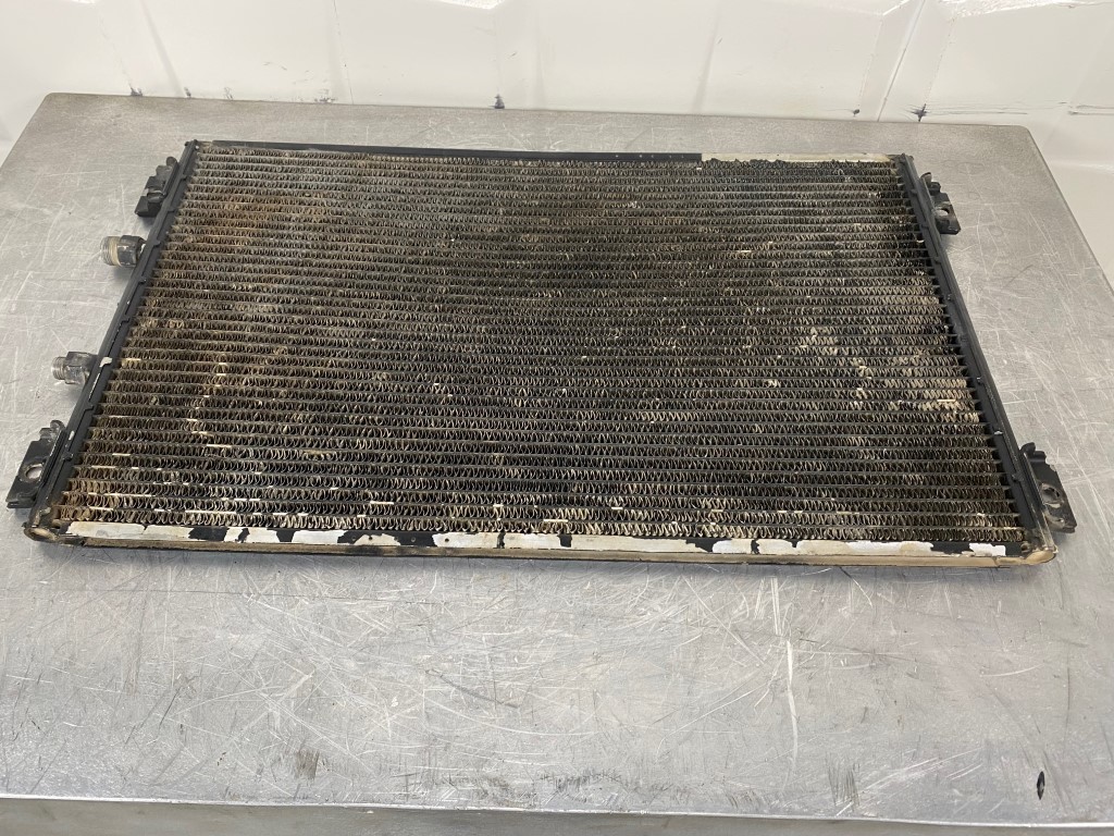 KOMATSU PC240NLC-7K 20Y-979-6131 - RADIADOR DE AIRE ACONDICIONADO