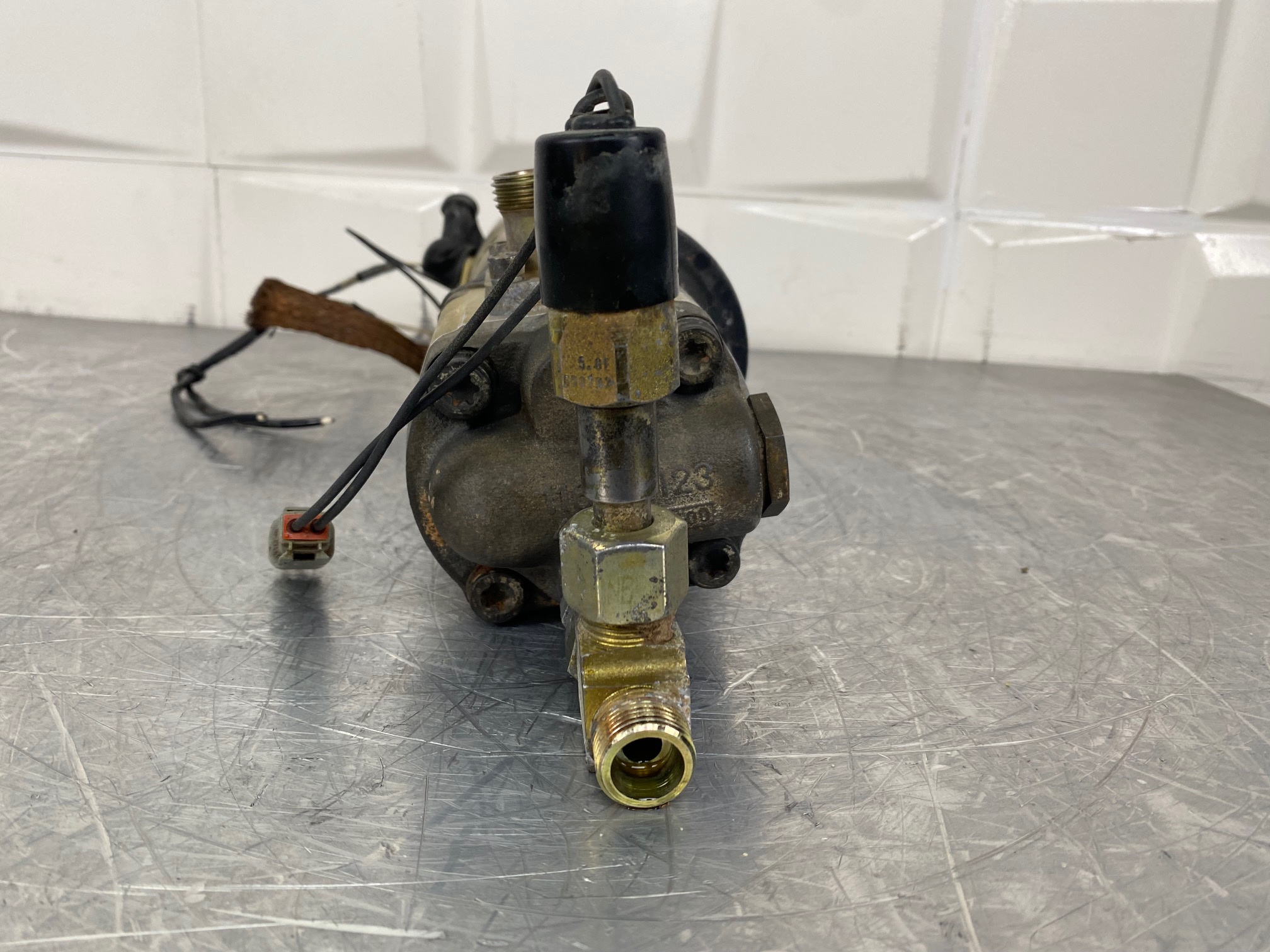 LIEBHERR L574 - 7622960 - STEERING AUXILIARY PUMP - Image 3