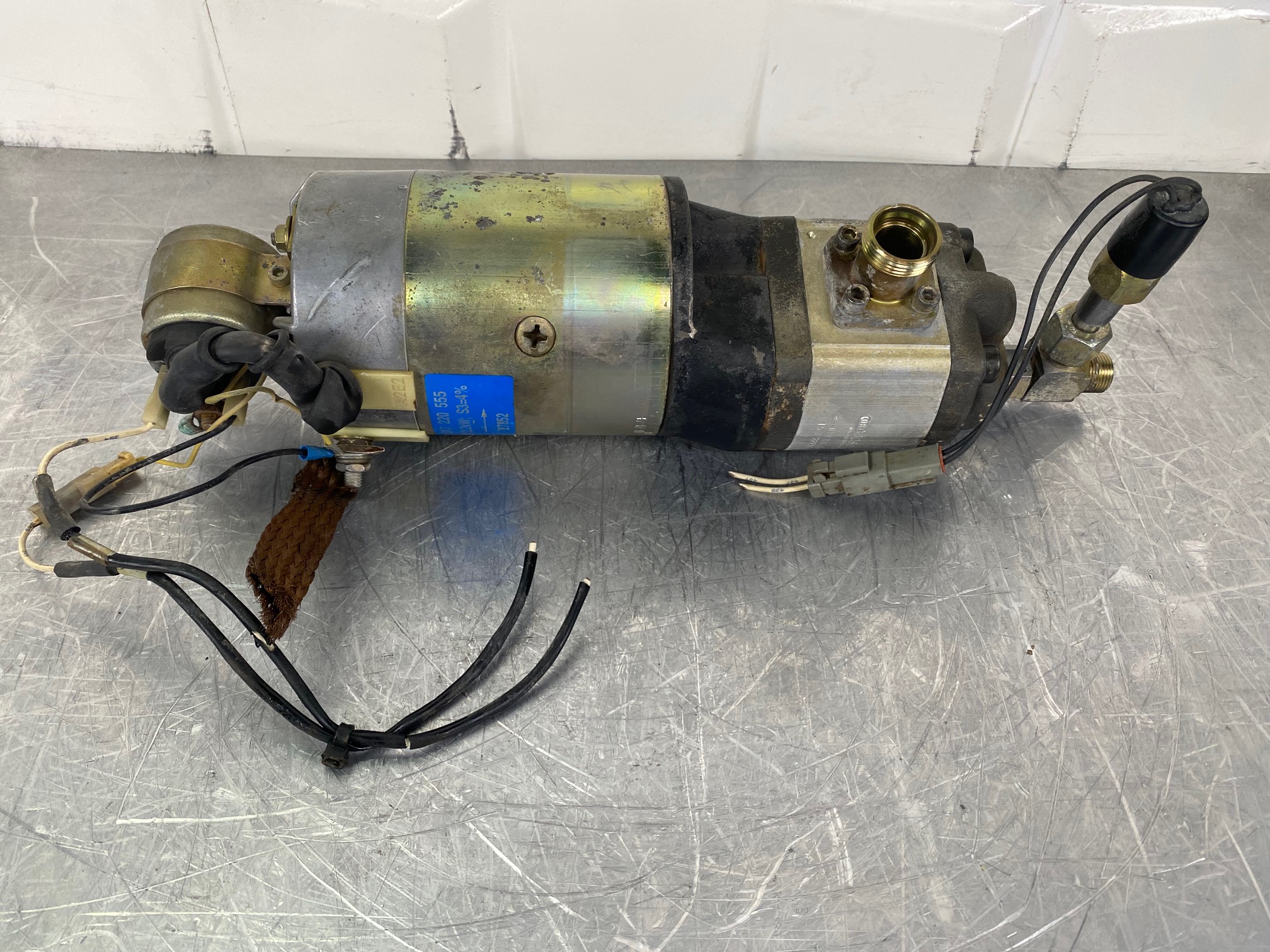 LIEBHERR L574 - 7622960 - STEERING AUXILIARY PUMP