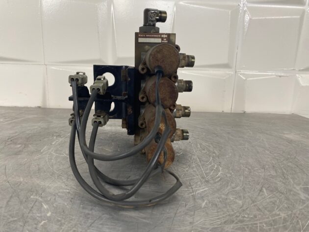 KOMATSU WA380-5H - 702-21-07410 - SERVICE SOLENID VALVE - Image 5