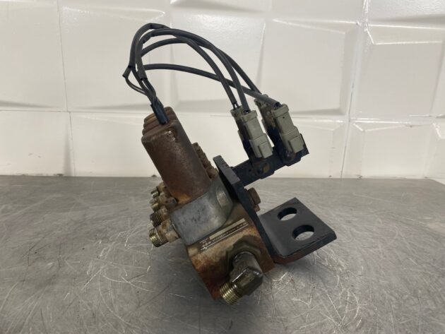 KOMATSU WA380-5H - 702-21-07410 - SERVICE SOLENID VALVE - Image 6