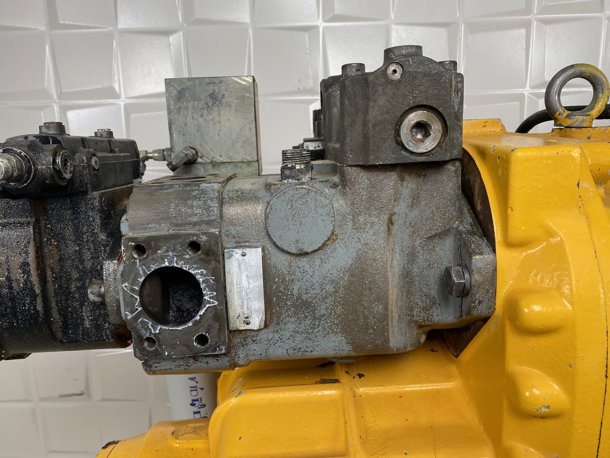 VOLVO L220E 15068648 - BOMBA HIDRÁULICA PRINCIPAL