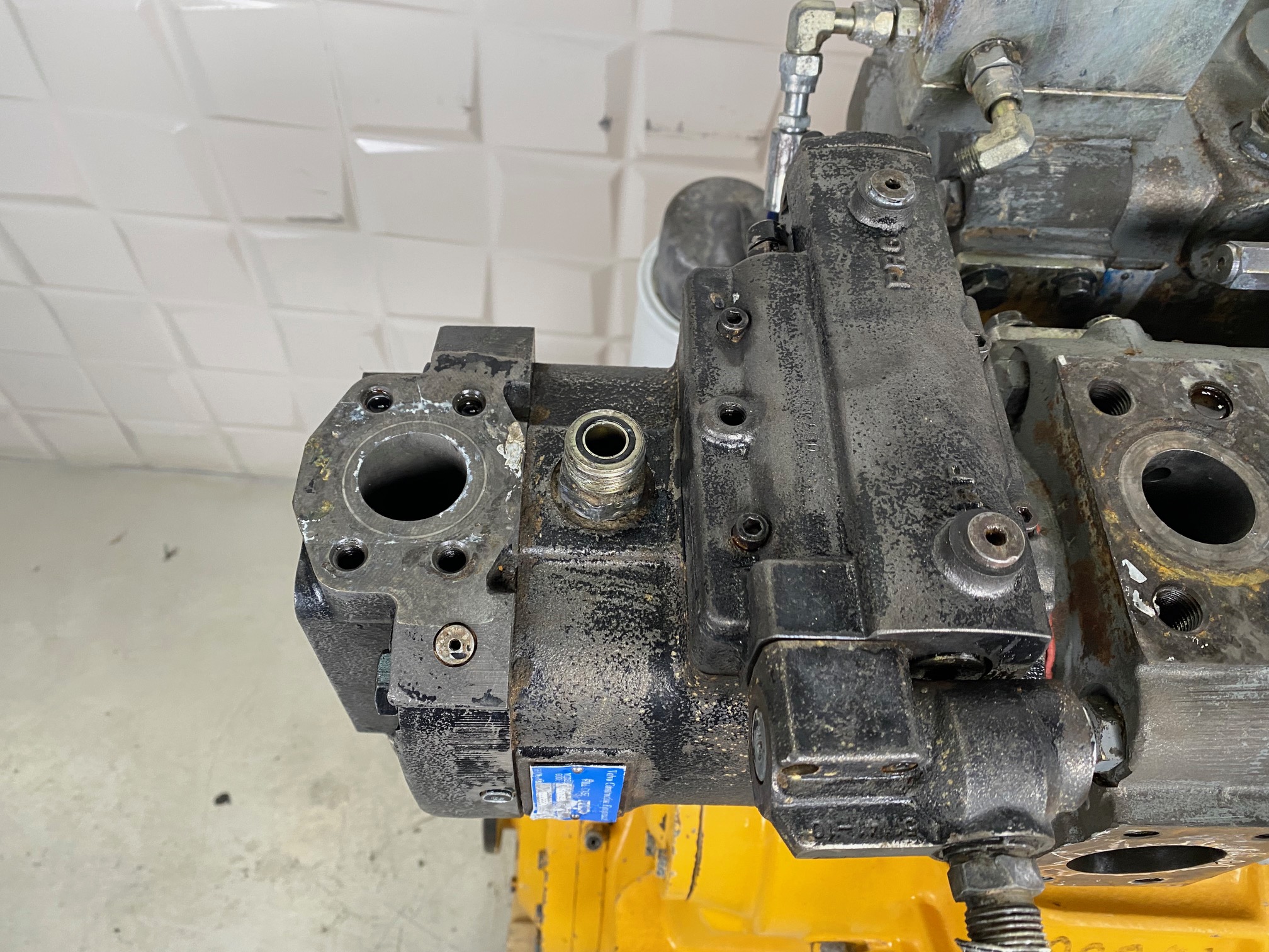 VOLVO L220E 15068597 - BOMBA DE VENTILADOR - Imagen 2