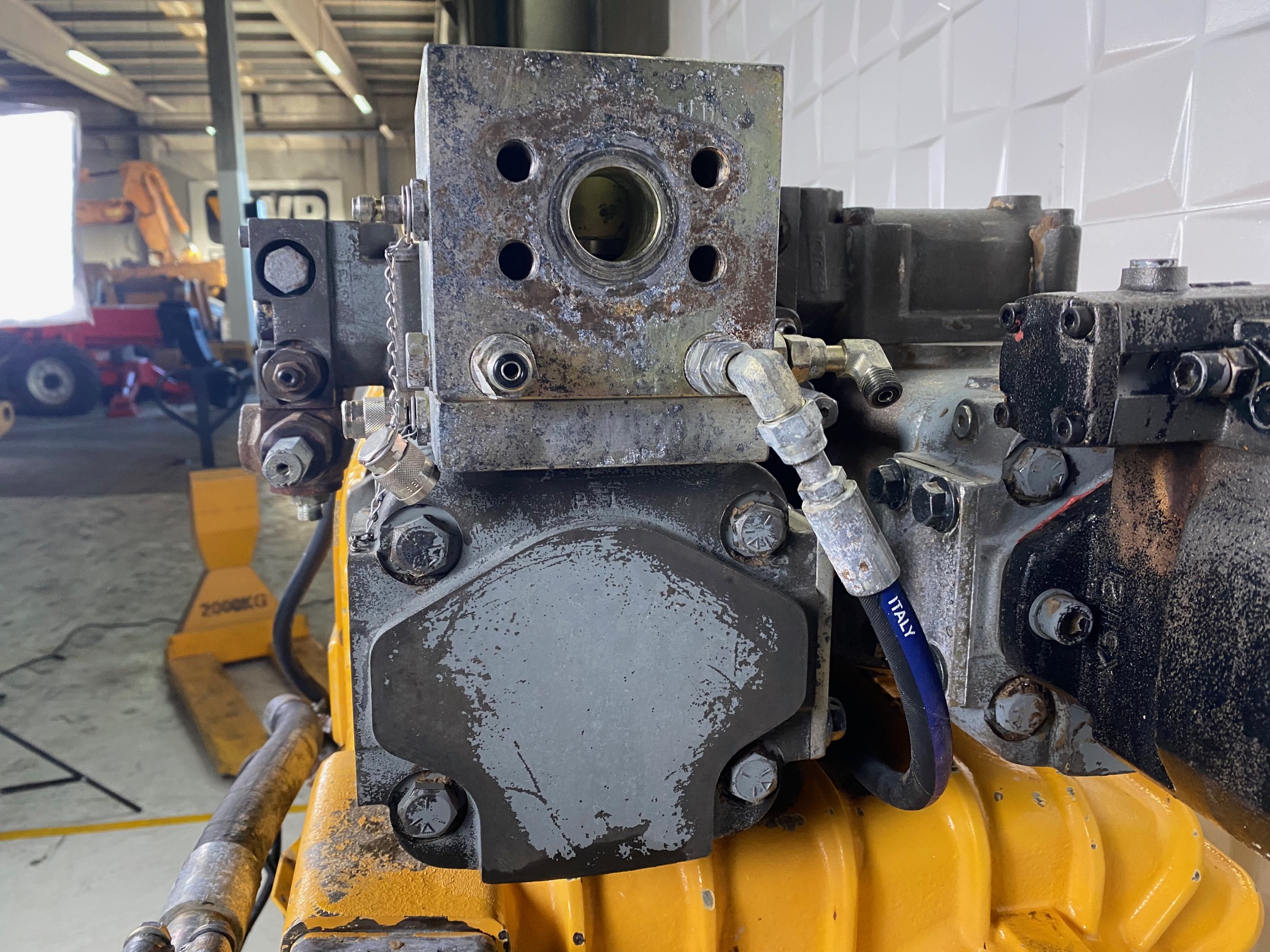 VOLVO L220E 11173536 - BOMBA DE SERVICIOS - Imagen 3