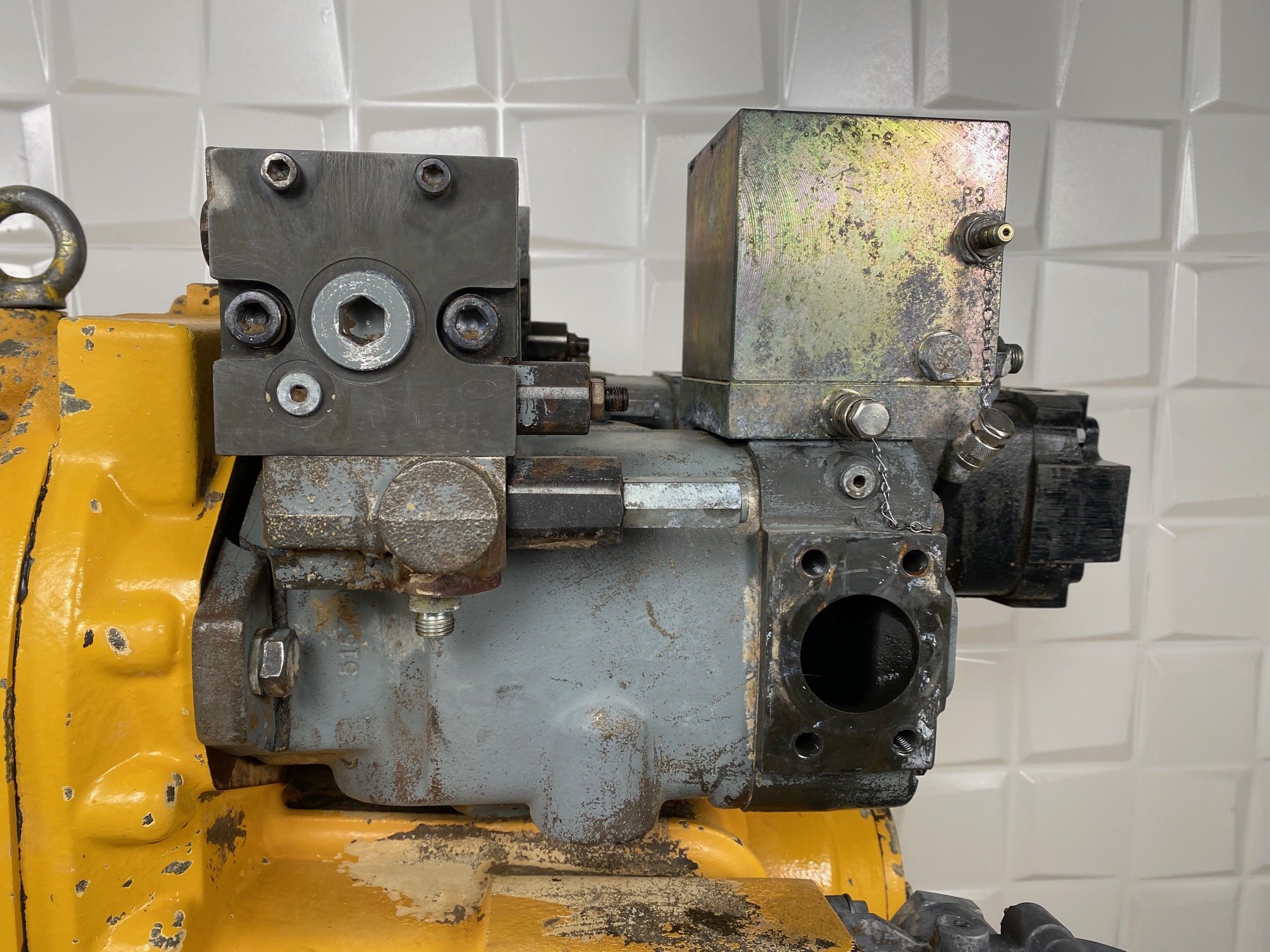 VOLVO L220E 11173536 - BOMBA DE SERVICIOS