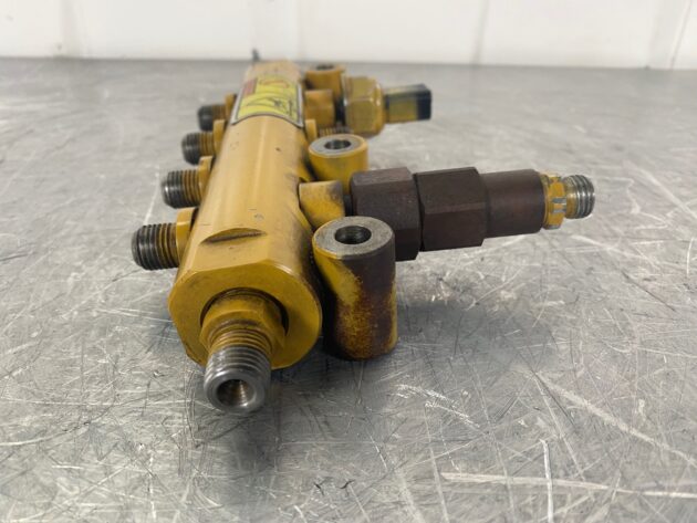 CATERPILLAR  M322D  438-3416 - RAMPA DISTRIBUCIÓN DE COMBUSTIBLE (MOTOR C6.6) - Imagen 3