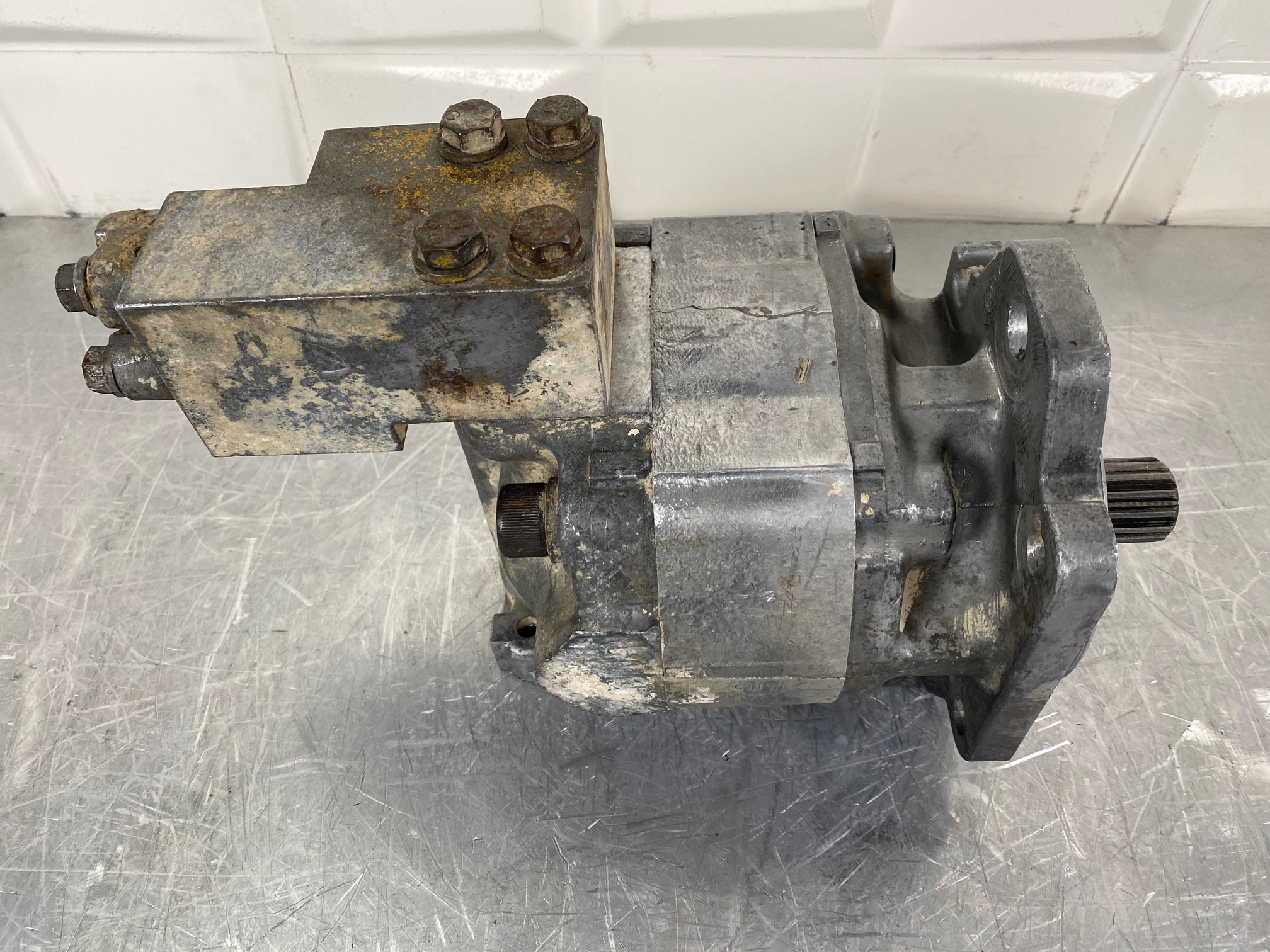 KOMATSU WA500-1 - 705-12-40040 - HYDRAULIC PUMP - Image 2