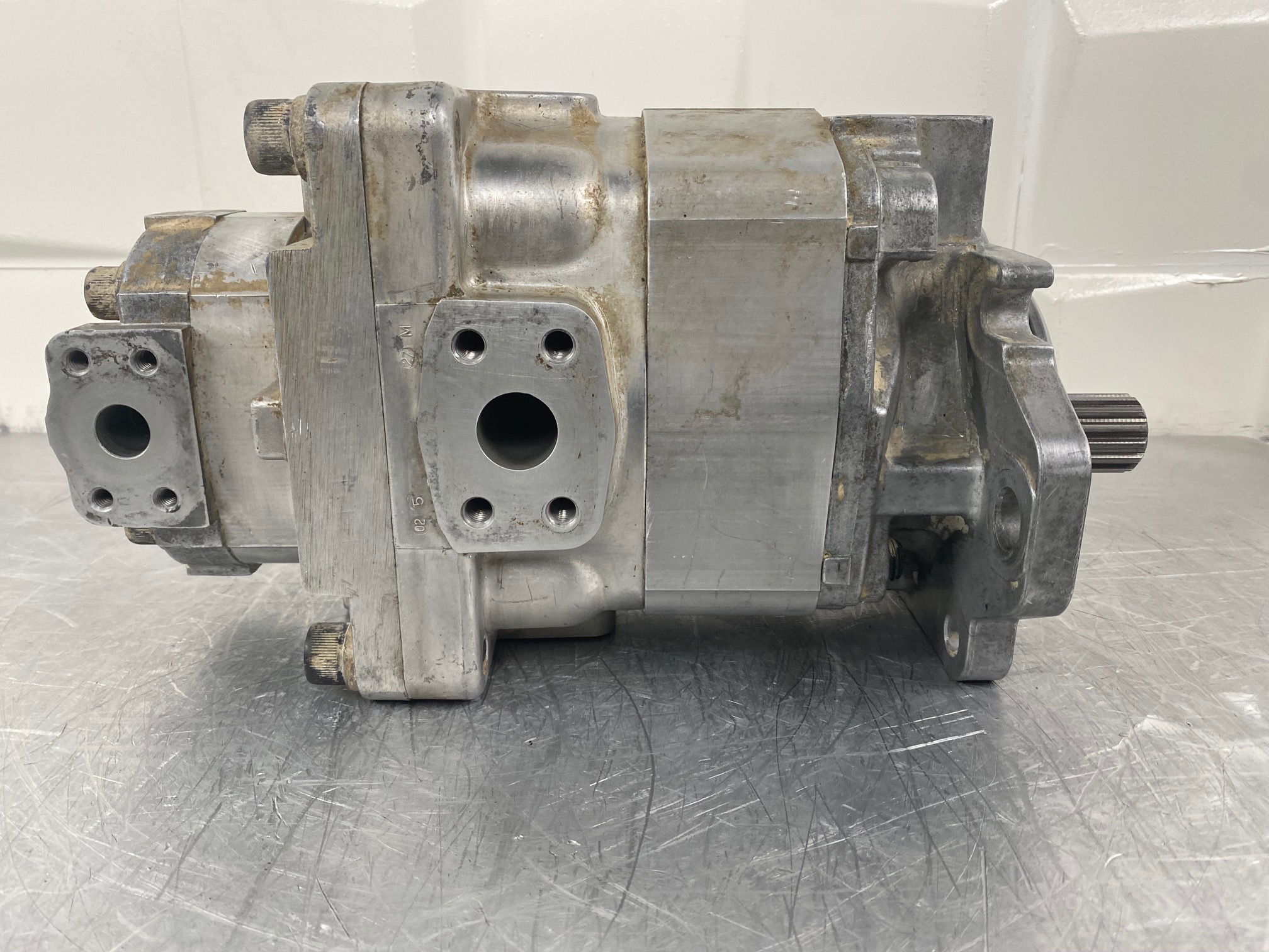 KOMATSU WA500-1 - 705-52-30260 - STEERING PUMP - Image 2