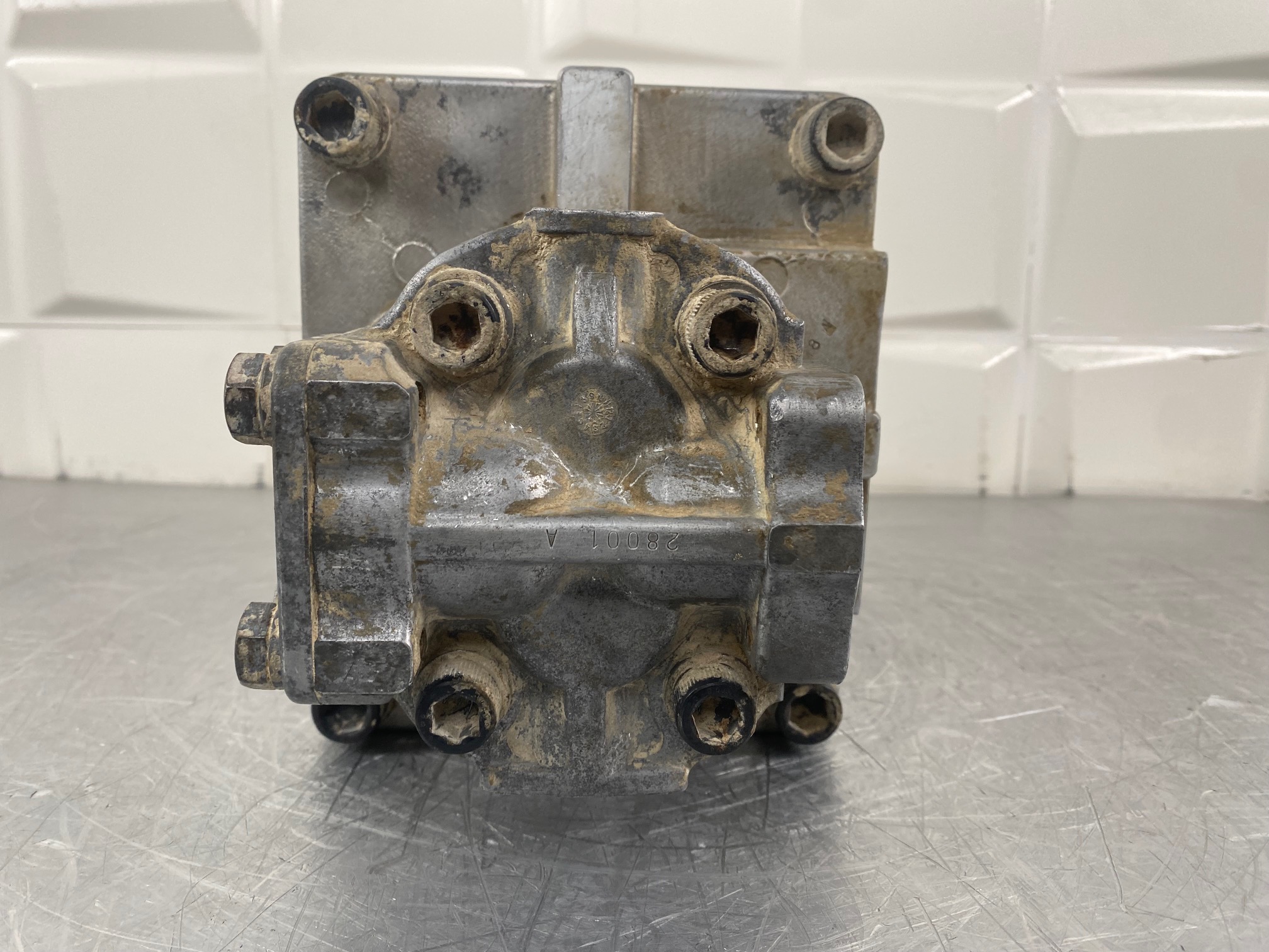 KOMATSU WA500-1 - 705-52-30260 - STEERING PUMP - Image 5