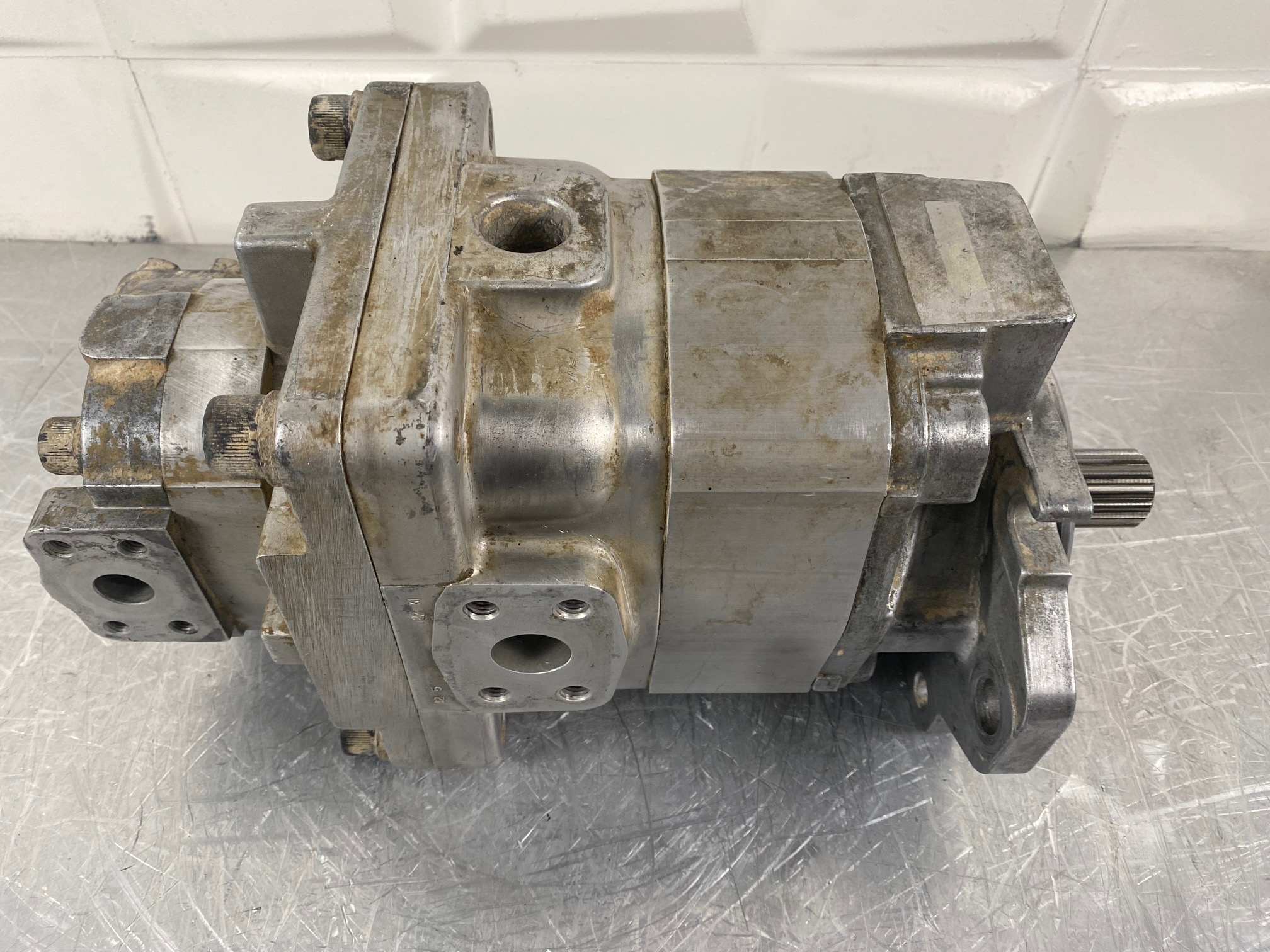 KOMATSU WA500-1 - 705-52-30260 - STEERING PUMP