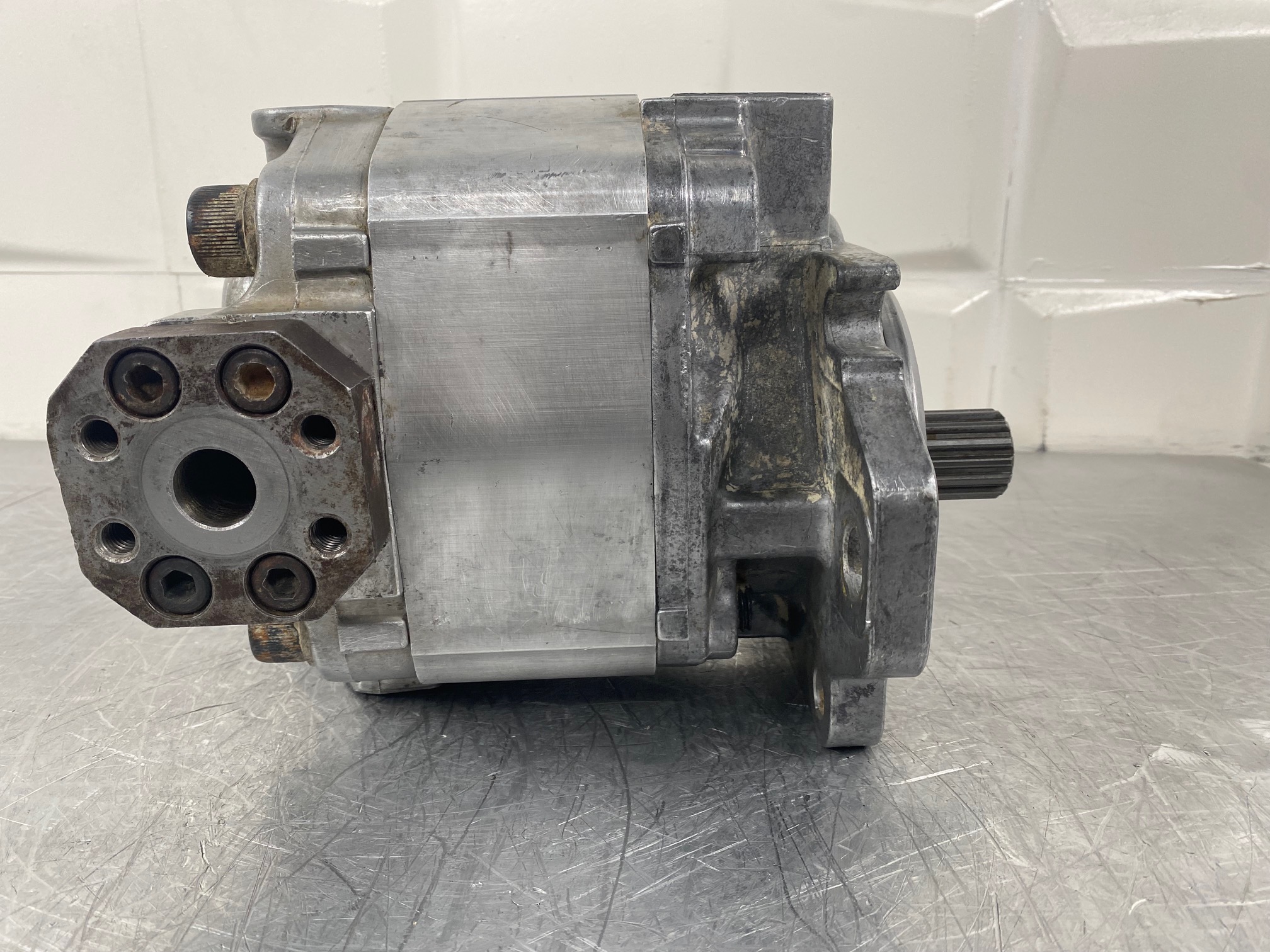 KOMATSU WA500-1 - 705-12-38010 - TRANSMISSION PUMP - Image 2