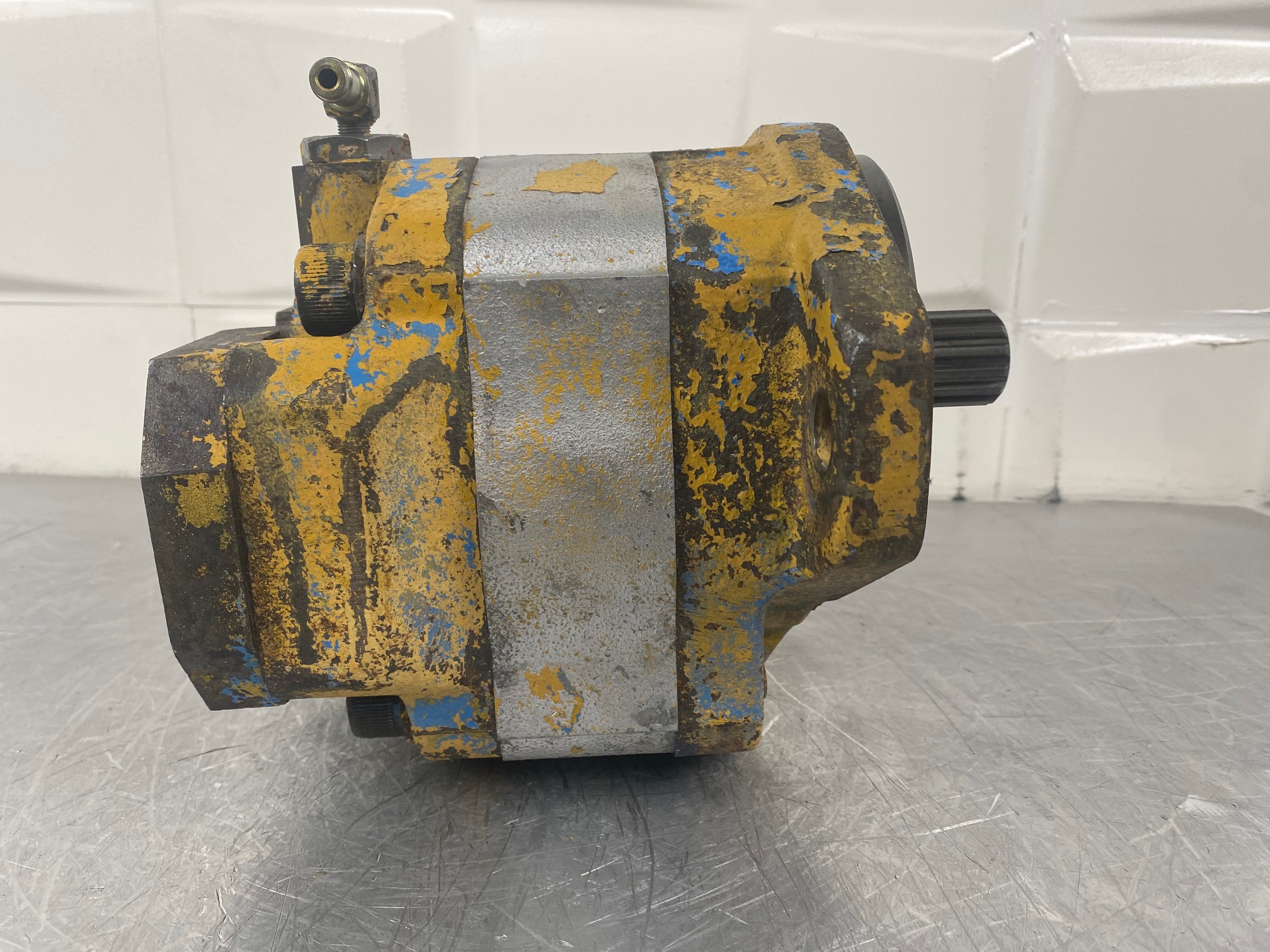 KOMATSU WA500-1 - 704-30-36110 - EMERGENCY STEERING PUMP - Image 2