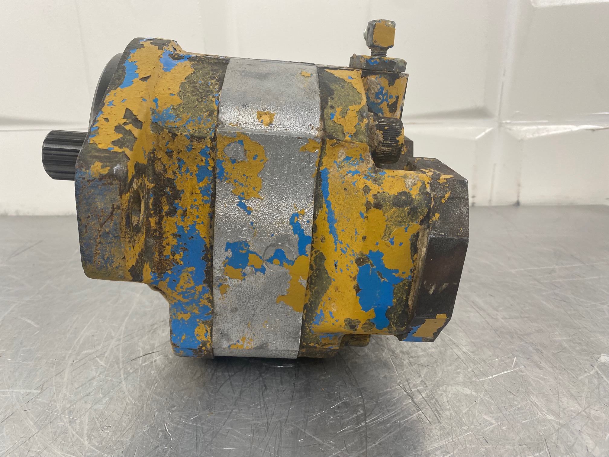 KOMATSU WA500-1 - 704-30-36110 - EMERGENCY STEERING PUMP - Image 4