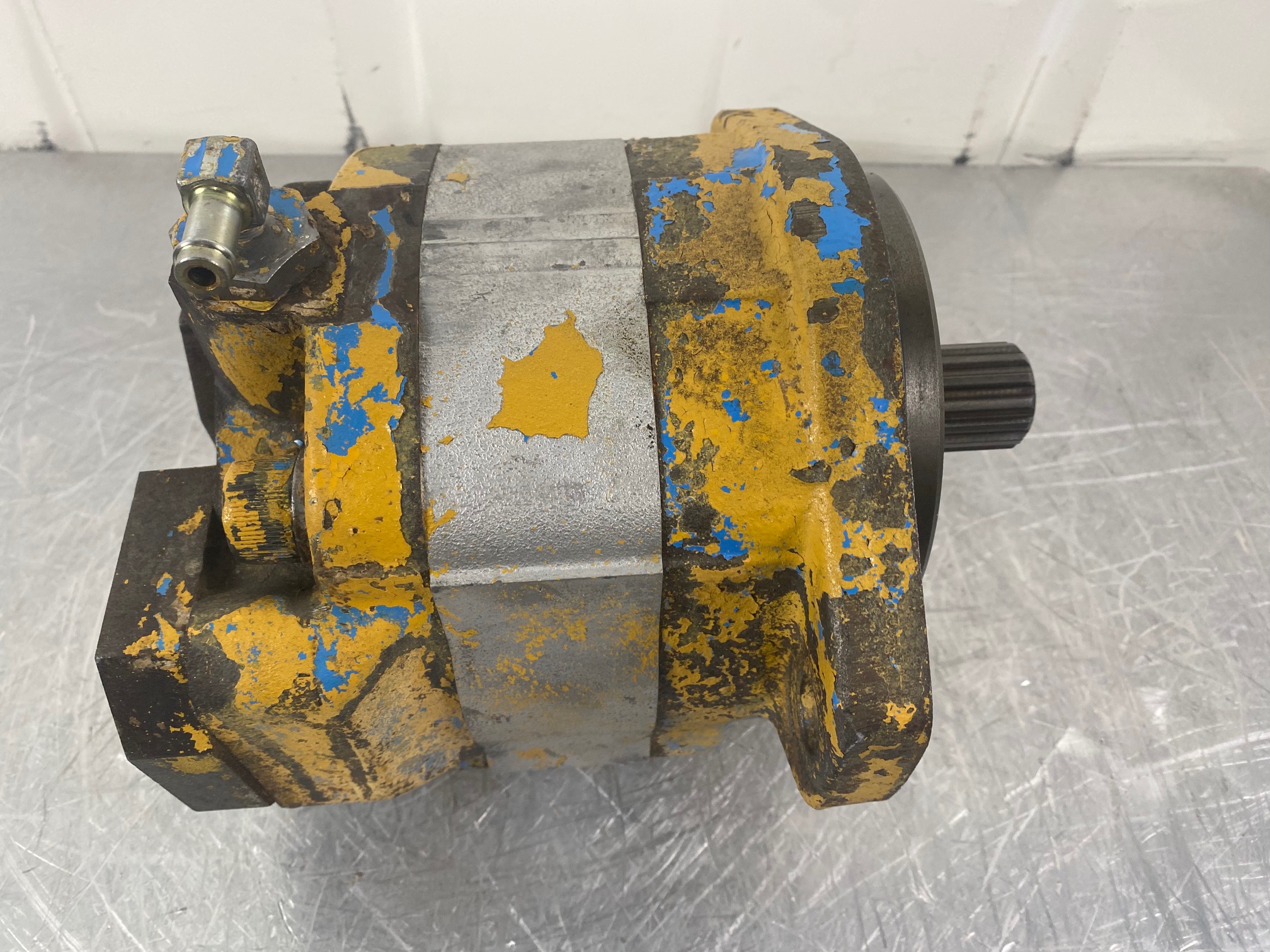 KOMATSU WA500-1 - 704-30-36110 - EMERGENCY STEERING PUMP