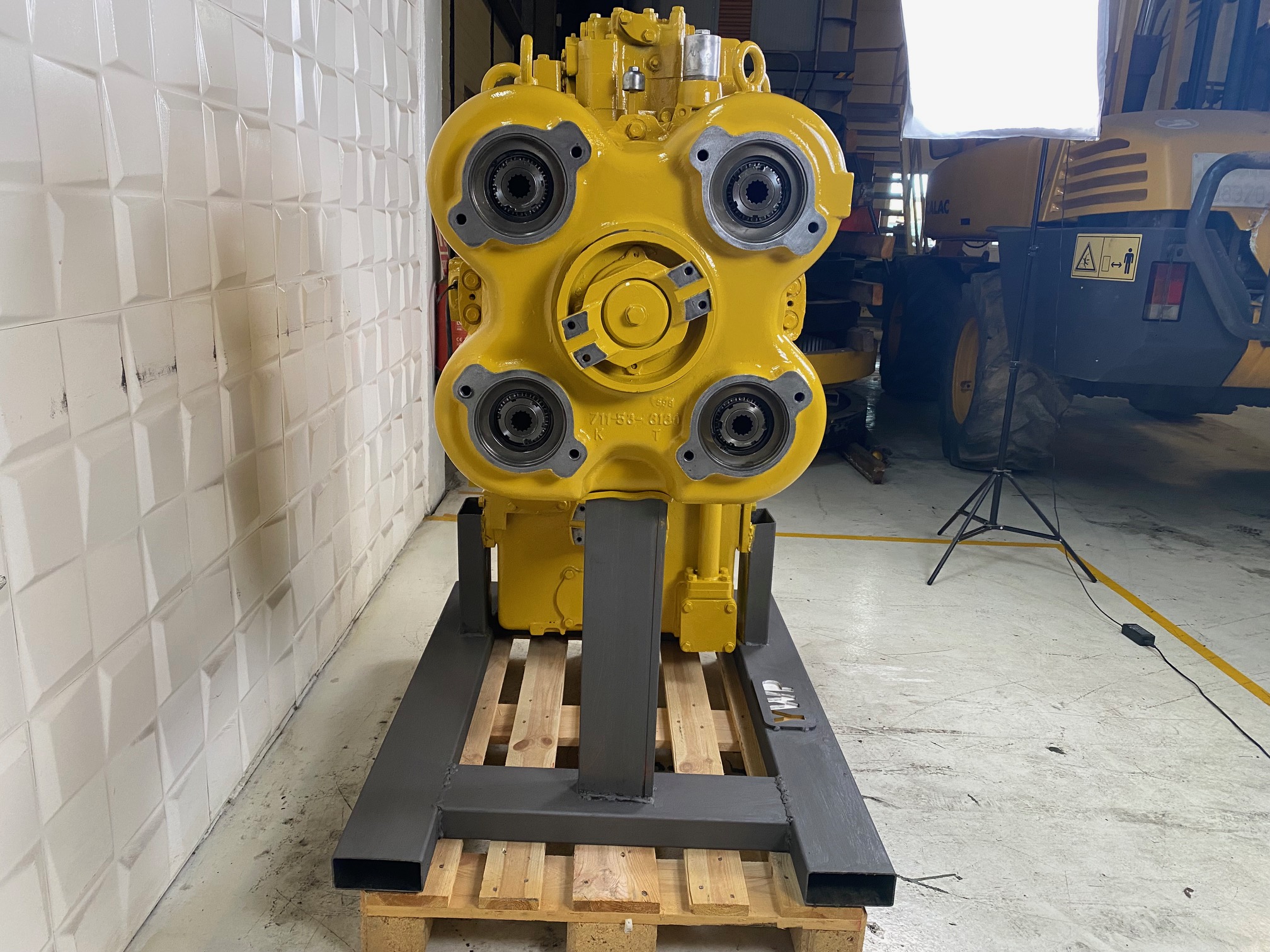 KOMATSU WA500-1 - 425-15-00011 - TRANSMISSION - Image 4