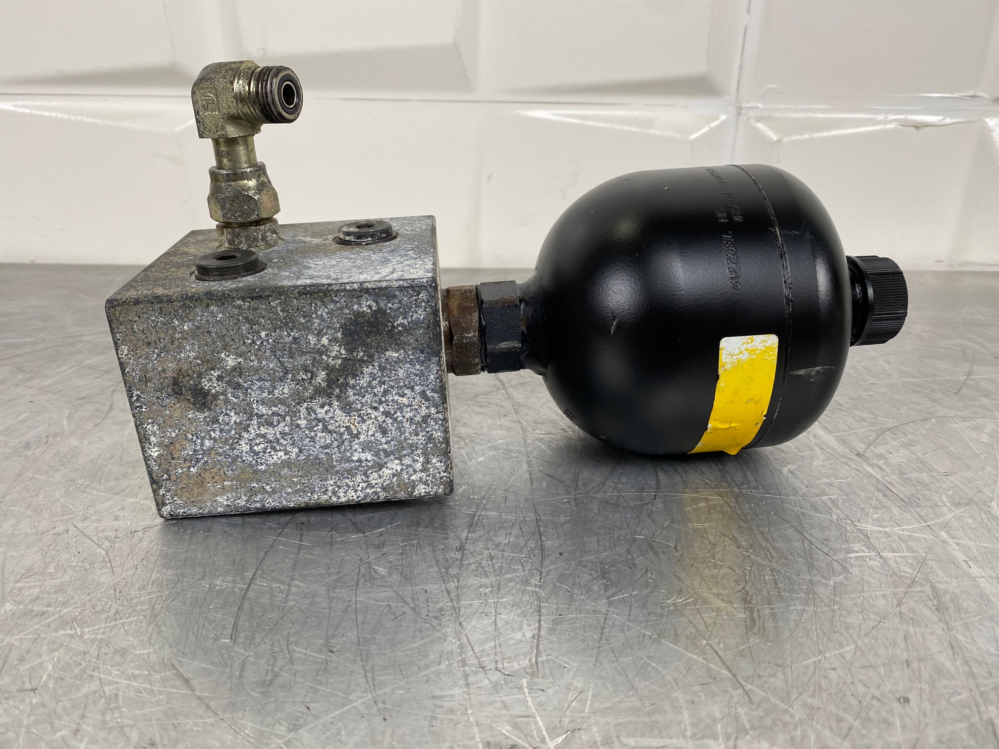 VOLVO L220E - 11173690 - ACCUMULATOR - Image 2