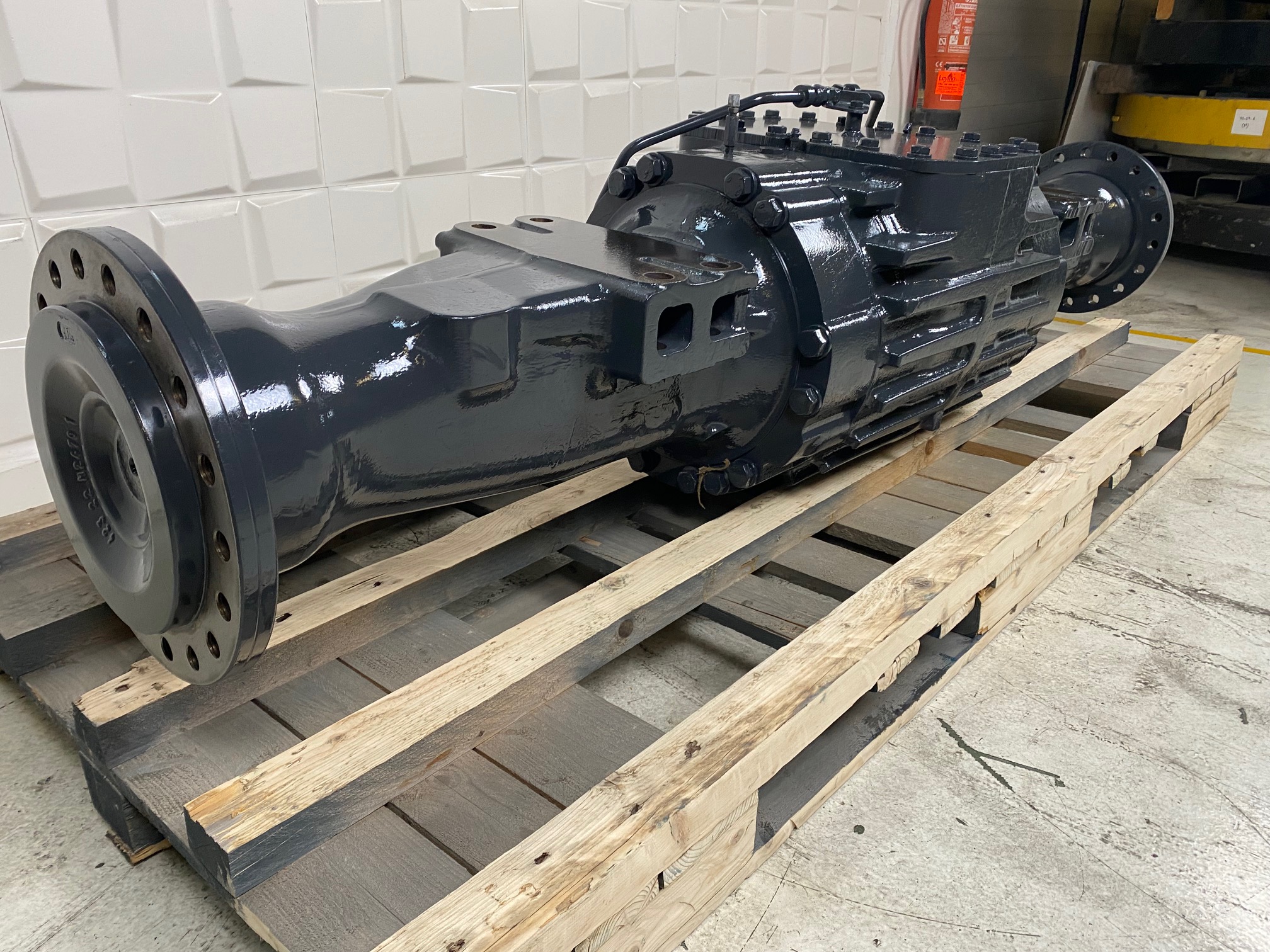 KOMATSU WA380-7 - 423-22-40012 - FRONT AXLE - Image 4