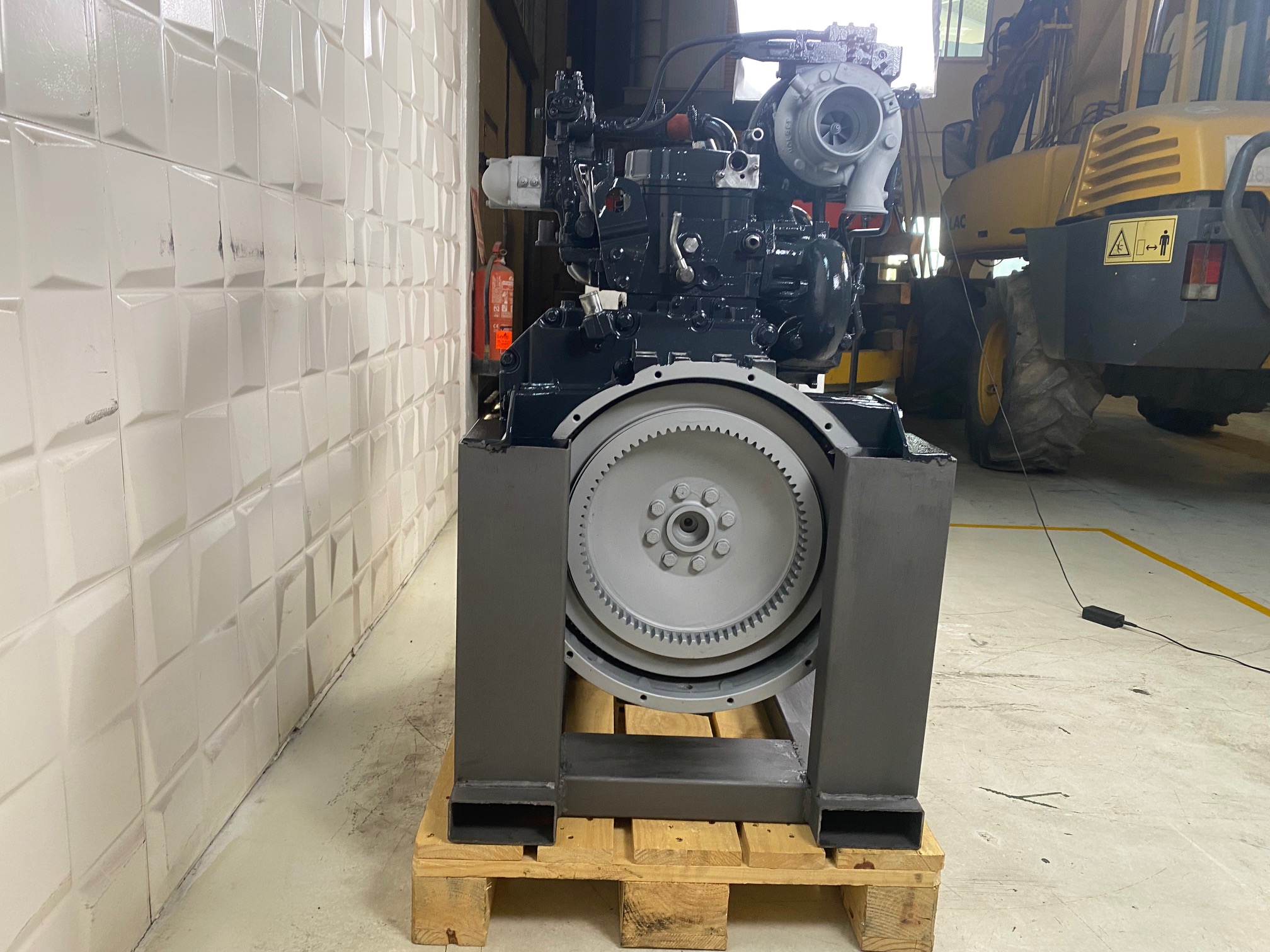 KOMATSU WA380-7 - 6755-C0-HH10 - ENGINE SAA6D107E-2C - Image 4
