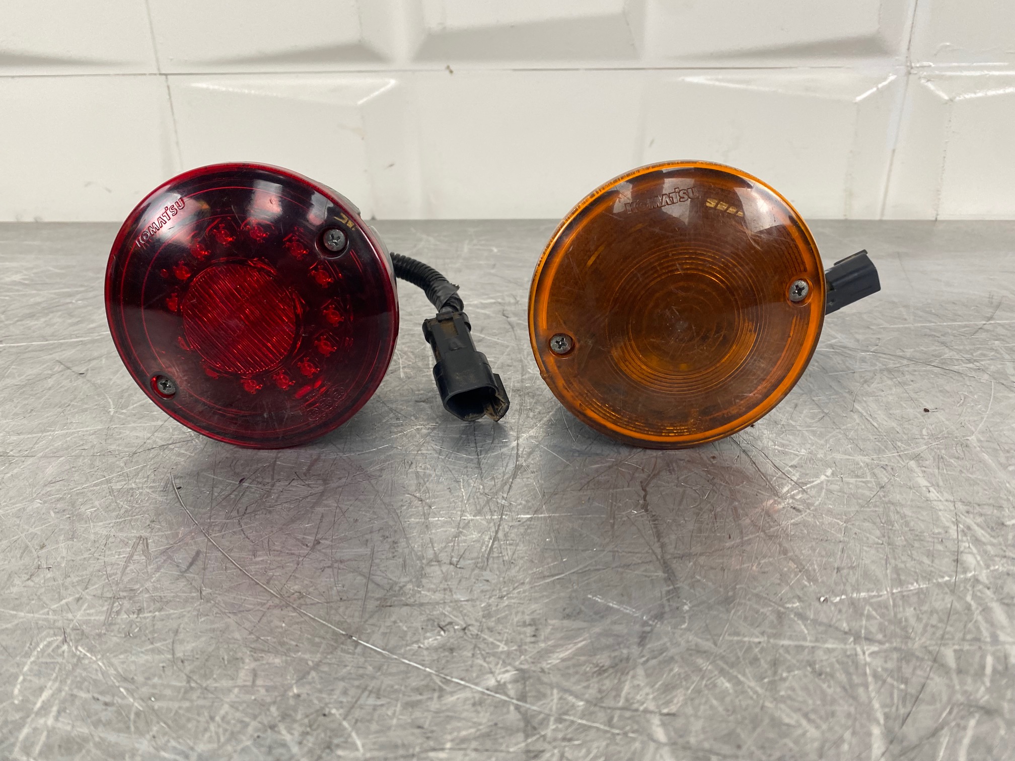 KOMATSU WA380-7 - PILOTO DE FARO TRASERO DERECHO - Imagen 2