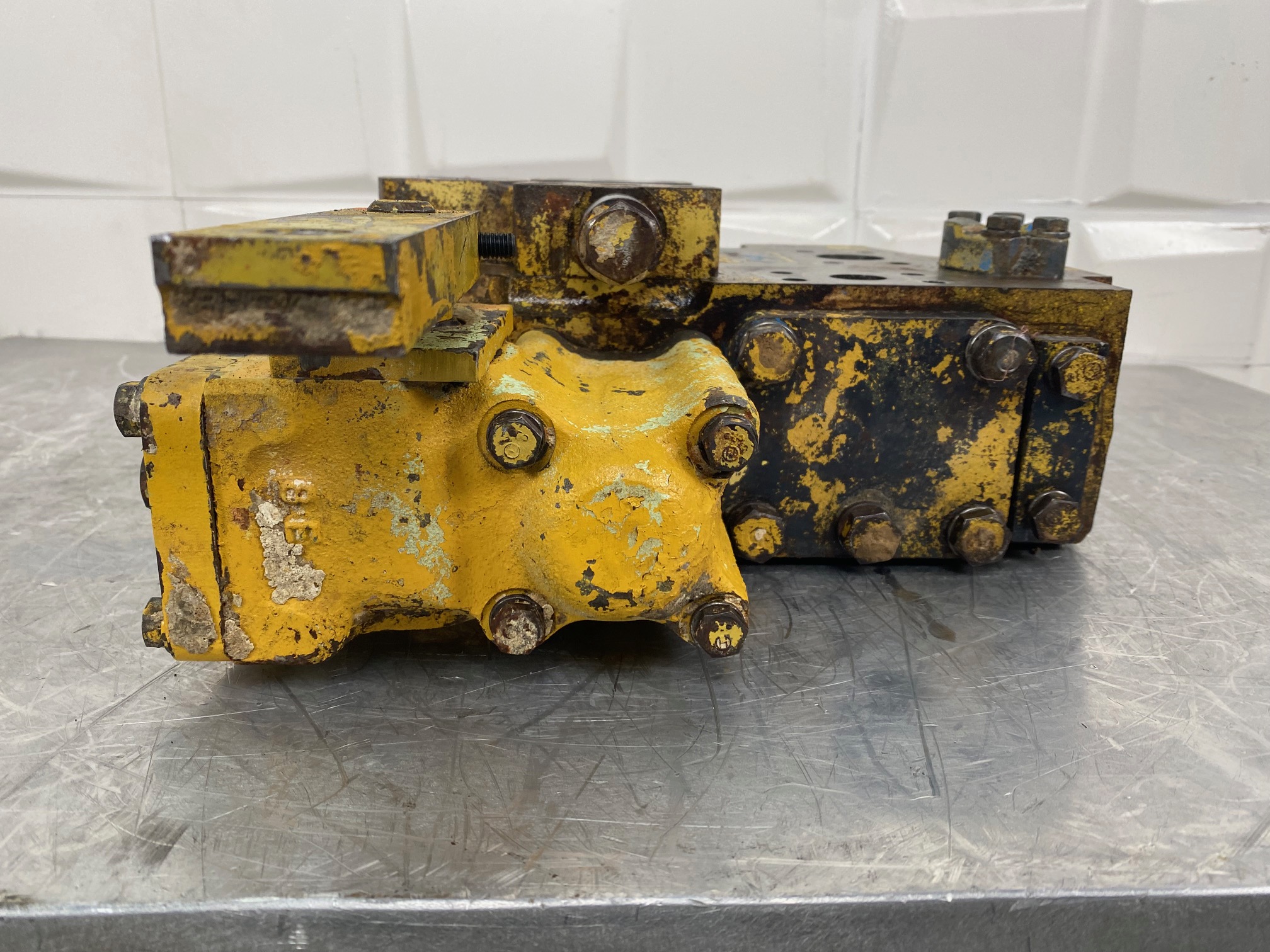 KOMATSU WA500-1 - 702-23-22003 - STEERING VALVE - Image 2