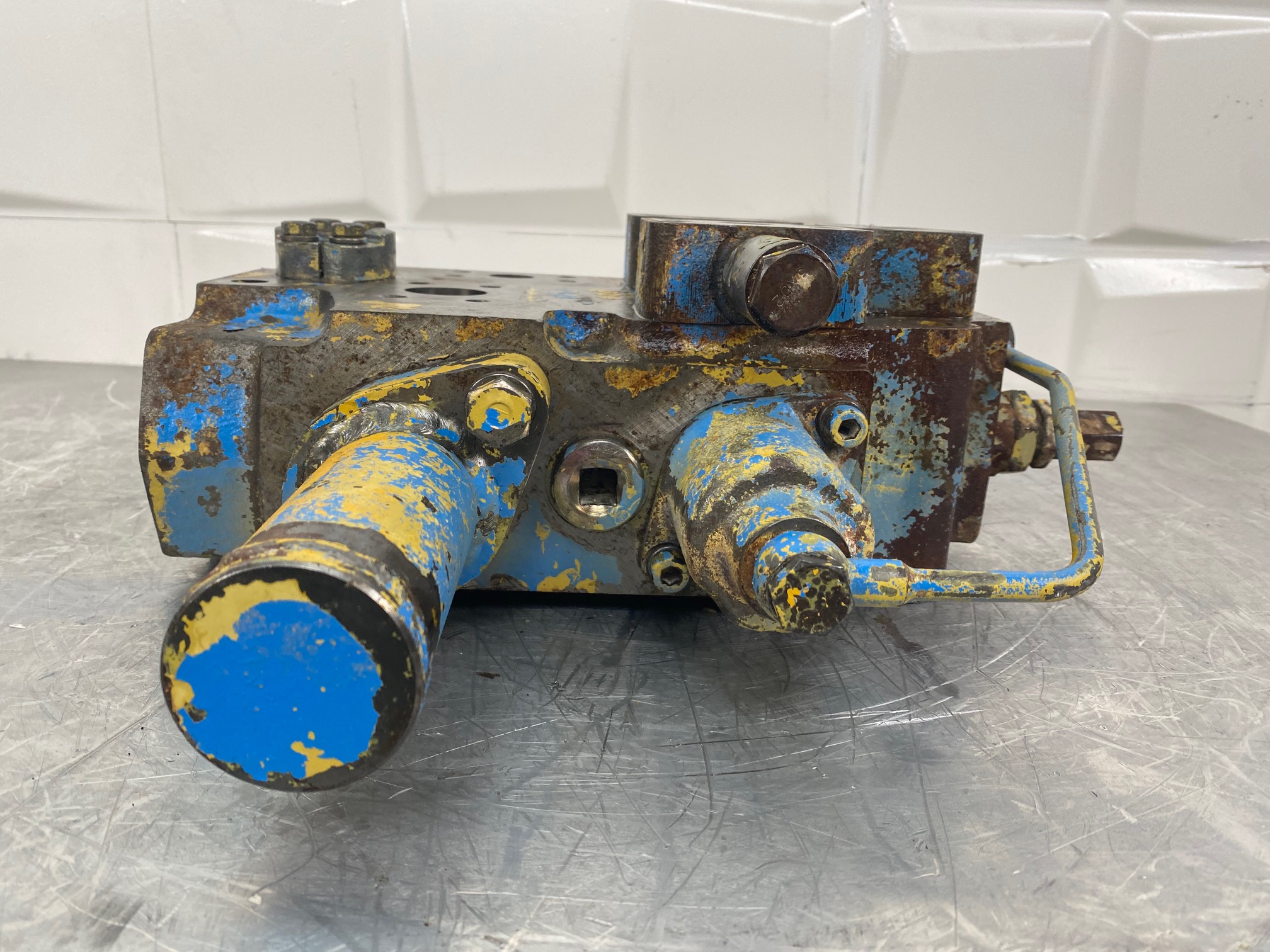 KOMATSU WA500-1 - 702-23-22003 - STEERING VALVE - Image 4