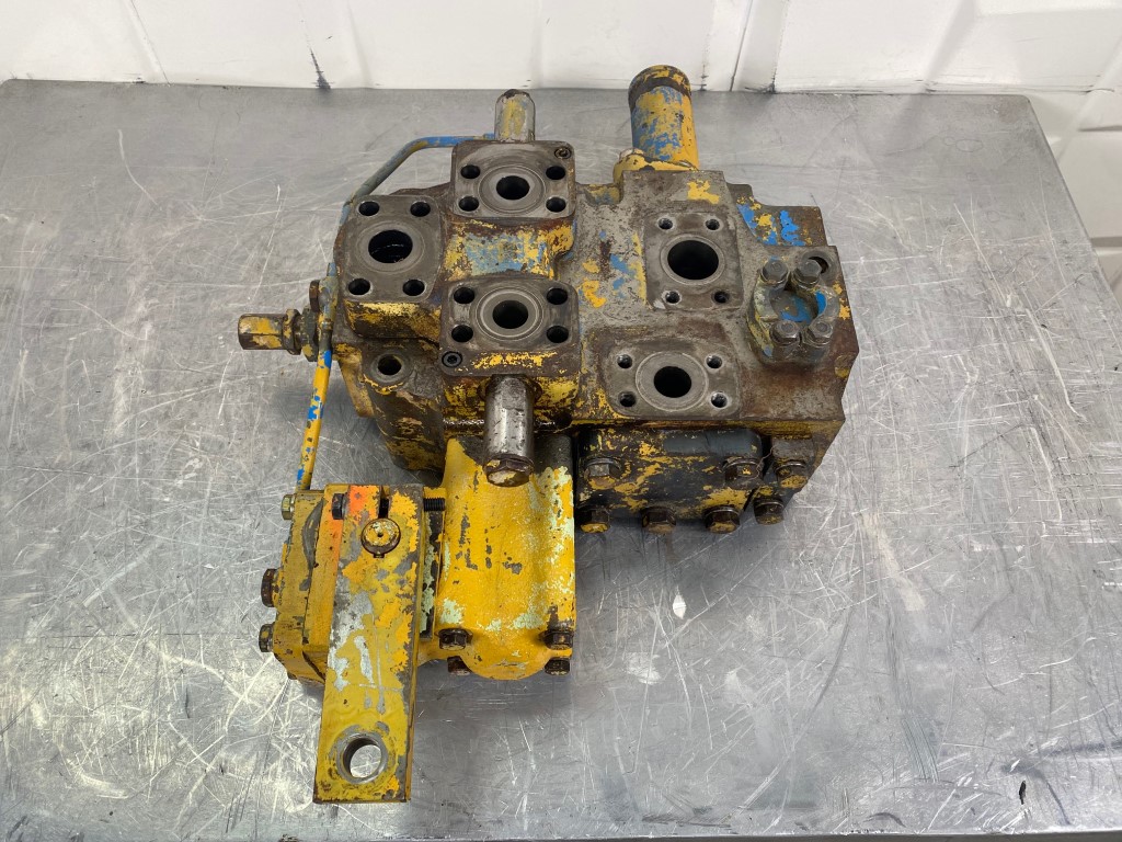 KOMATSU WA500-1 - 702-23-22003 - STEERING VALVE