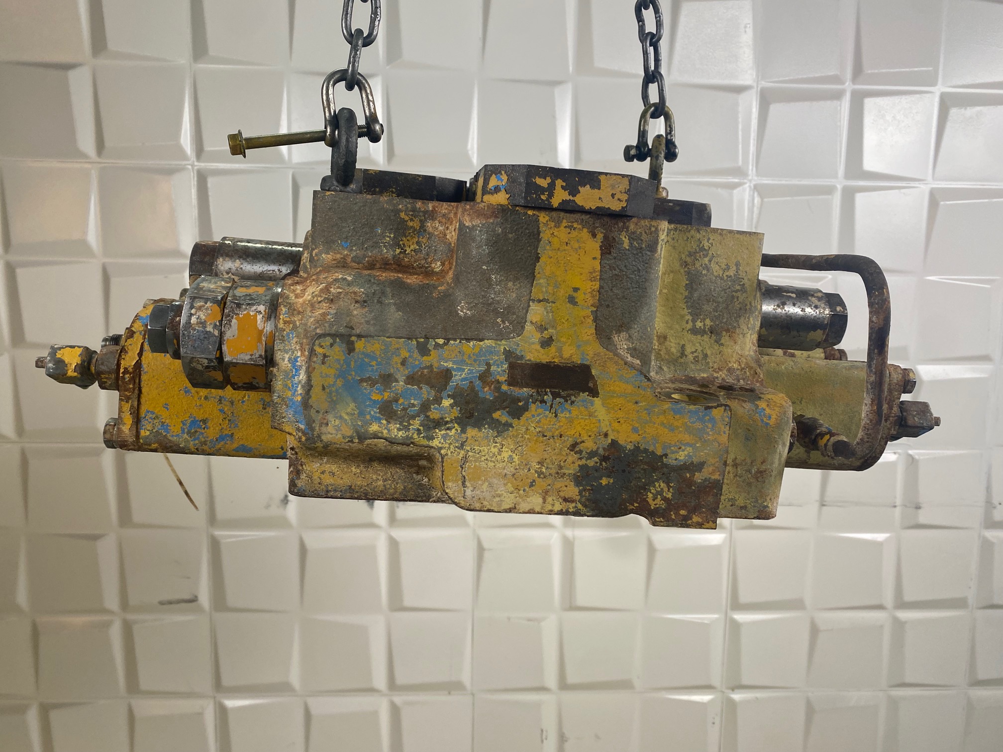 KOMATSU WA500-1 - 709-12-11901 - MAIN CONTROL VALVE (2 OUTLETS) - Image 2